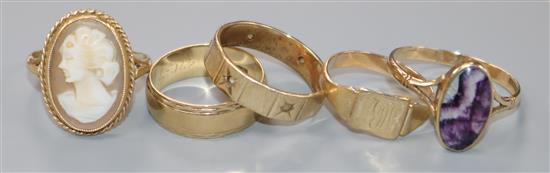 A 9ct gold wedding band and four other rings,